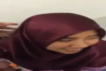 Bokep Jilbab Asisten Kantor Dipaksa Hubungan Intim poster